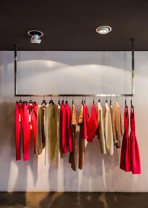 ARREDAMENTO PER NEGOZIO IN ACCIAIO INOX-FURNITURE STORE IN STAINLESS STEEL