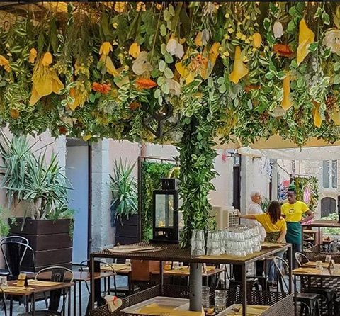 Soffitto Decorato con Fiori Artificiali Cadenti