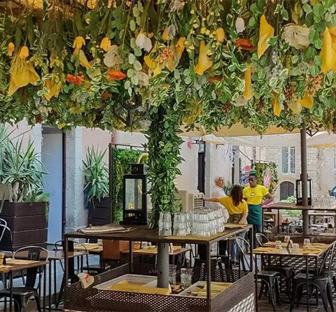 Soffitto con Fiori Artificiali Cadenti