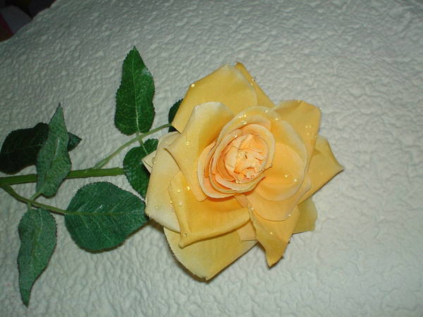 Rosa aperta con rugiada  Artificiale in poliestere - Sconti per Fioristi e Aziende .