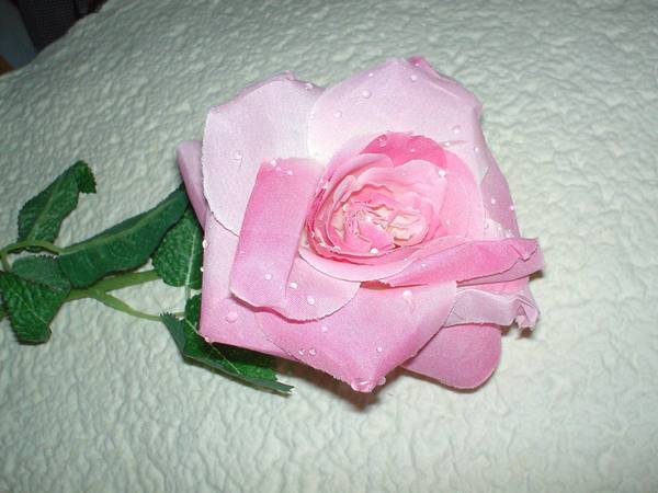 Rosa aperta con rugiada  Artificiale in poliestere - Sconti per Fioristi e Aziende .