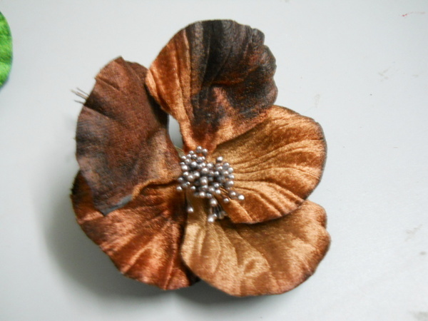 Hibiscus velluto con spilla - Sconto per Fioristi e Aziende - dm. 12