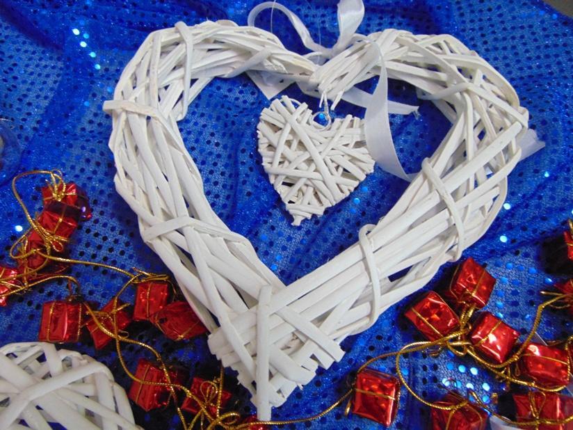 Cuore vimini traforato 25x25 - Sconti per Fioristi e Aziende - Bianco con pendente