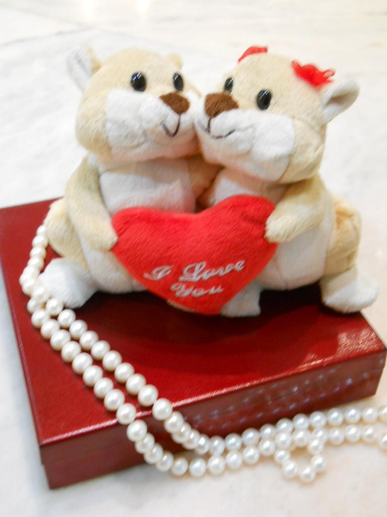 Scatola con peluches innamorati H 14 Articolo per S. Valentino - Sconti per Fioristi e Aziende .