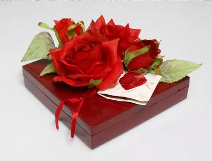 Scatola con cuori di cioccolatta cm. 18 x 18 H 4  - Sconti per Fioristi e Aziende