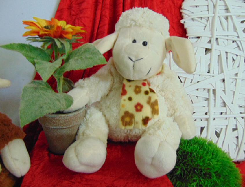 Pecorella Peluche H 30 con sciarpa in 3 colori - Sconti per Fioristi e Aziende