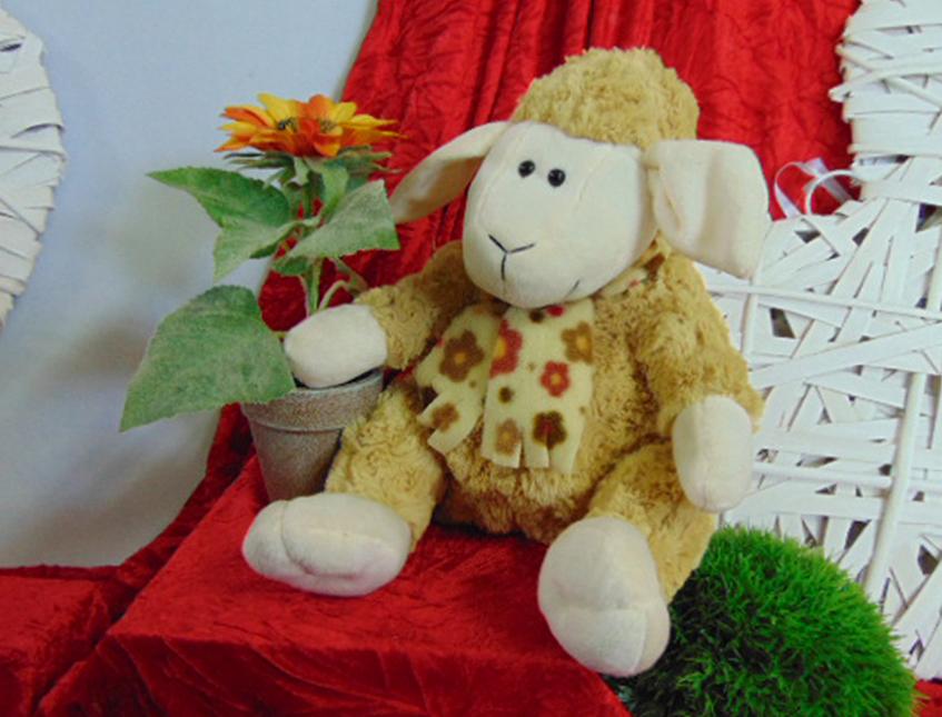 Pecorella Peluche H 30 con sciarpa in 3 colori - Sconti per Fioristi e Aziende