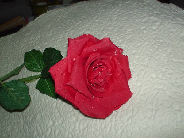 Rosa aperta con rugiada  Artificiale in poliestere - Sconti per Fioristi e Aziende .