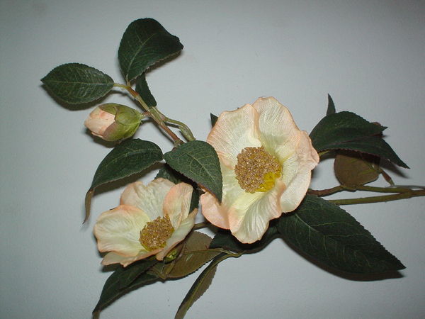 Camelia x 3 Arredo in poliester - Sconti per Fioristi e Aziende .