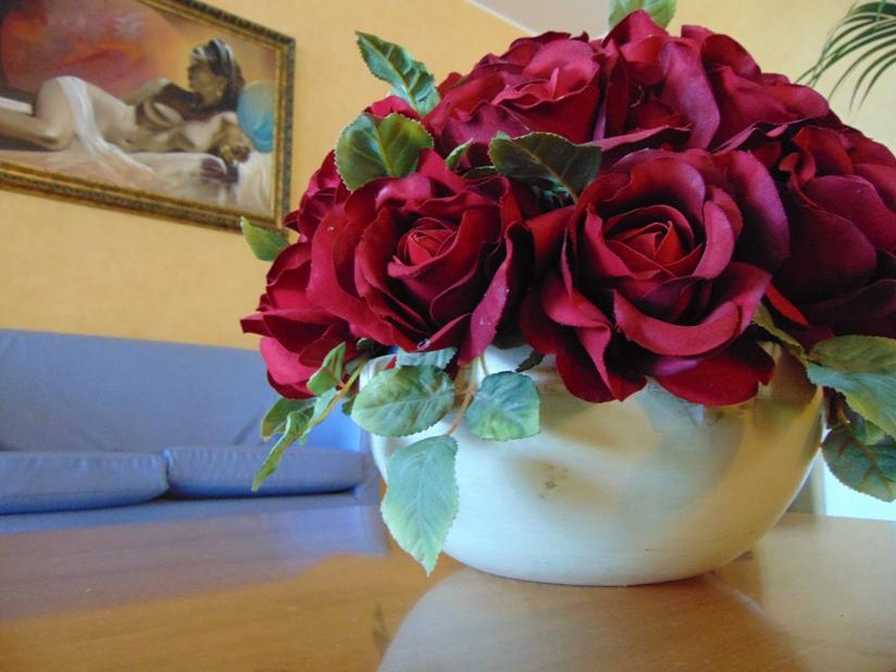 Composizione sferica x 31 rose Artificiale in poliestere - Sconti per Fioristi e Aziende