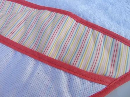Accappatoio per Neonata in Spugna e Tela Aida con Cappuccio a Fasce