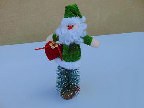 Babbo e Orso H 30 cm.  - Sconti per Fioristi e Aziende - su Albero innevato
