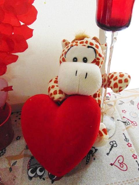 Giraffa H 20 e H 40 con cuore vellutato Articolo per S. Valentino - Sconti per Fioristi e Aziende