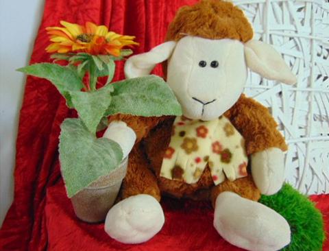 Pecorella Peluche H 30 con sciarpa in 3 colori - Sconti per Fioristi e Aziende