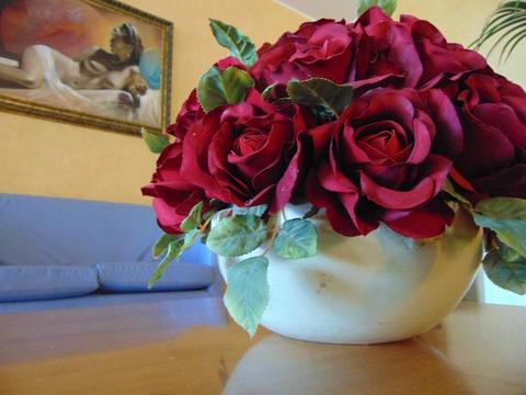 Composizione sferica x 31 rose Artificiale in poliestere - Sconti per Fioristi e Aziende
