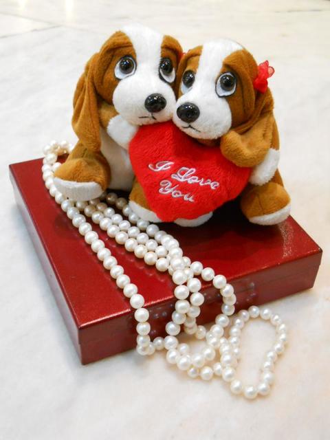 Scatola con peluches innamorati H 14 Articolo per S. Valentino - Sconti per Fioristi e Aziende