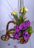 Triciclo vimini con violette Artificiale in poliestere - Sconti per Fioristi e Aziende