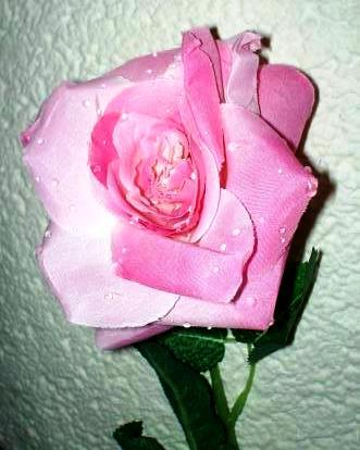Rosa aperta con rugiada  Artificiale in poliestere - Sconti per Fioristi e Aziende .