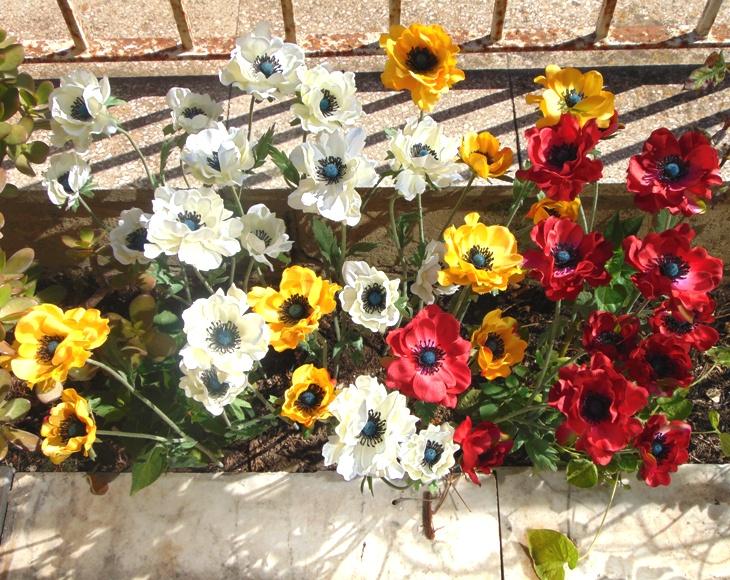 Anemoni spray x 2 H 56 in poliestere - Sconti per Fioristi e Aziende .