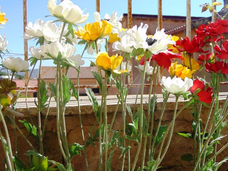 Anemoni spray x 2 H 56 in poliestere - Sconti per Fioristi e Aziende .