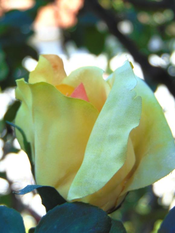 Bocciolo di rosa con 6 foglie in poliestere - Sconti per Fioristi e Aziende .