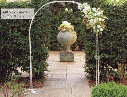 Arco semplice con cuori  - Sconti per Fioristi e Aziende . - H 230 x 160 in ferro bianco