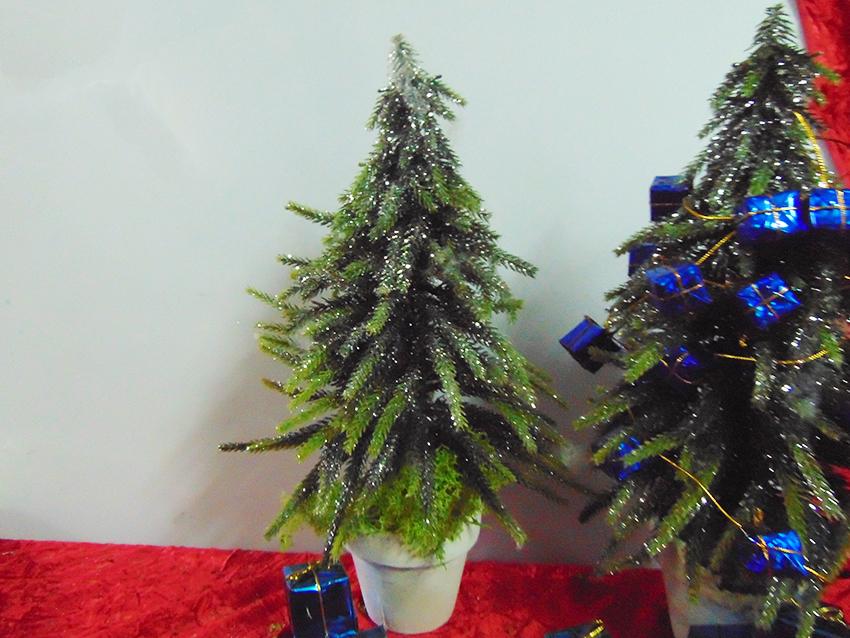 Albero di Natale H 33 cm.  - Sconti per Fioristi e Aziende - in poliestre con vaso