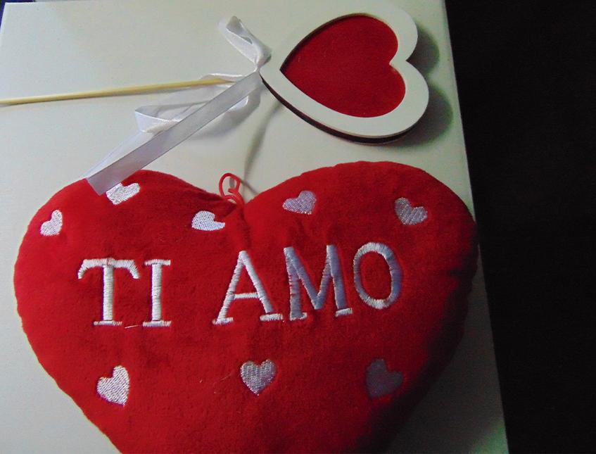 Cuscino Cuore in Velluto Rosso cm.22 Articolo per S. Valentino - Sconti per Fioristi e Aziende