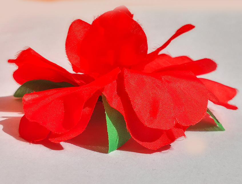 Gardena rossa con spilla - Sconti per Fioristio e Aziende - In poliester