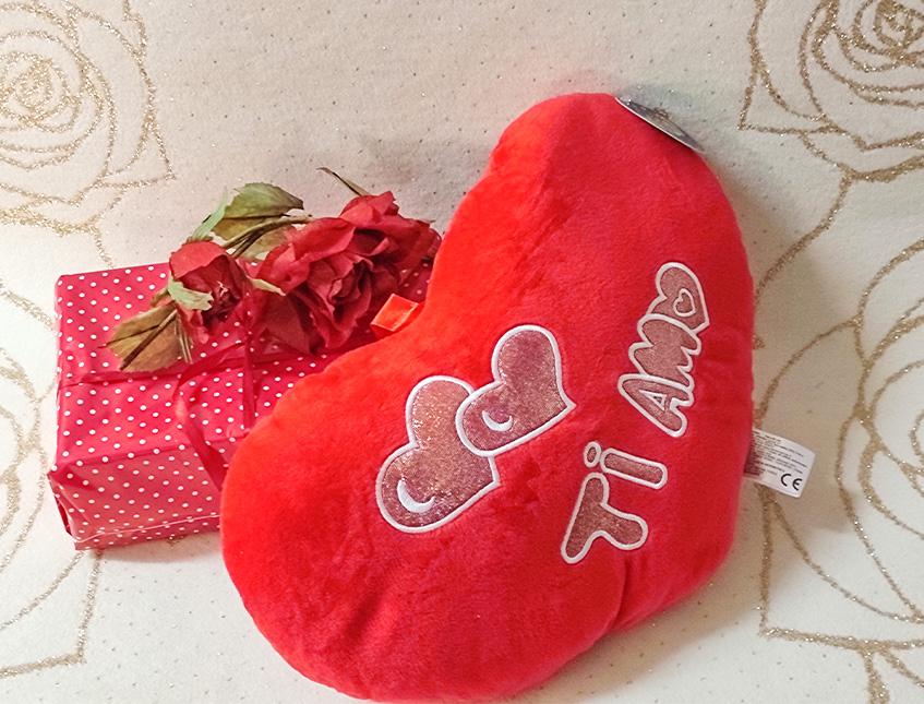 Cuscino Cuore Ti Amo in Velluto Rosso cm.35 Articolo per S. Valentino - Sconti per Fioristi e Aziende