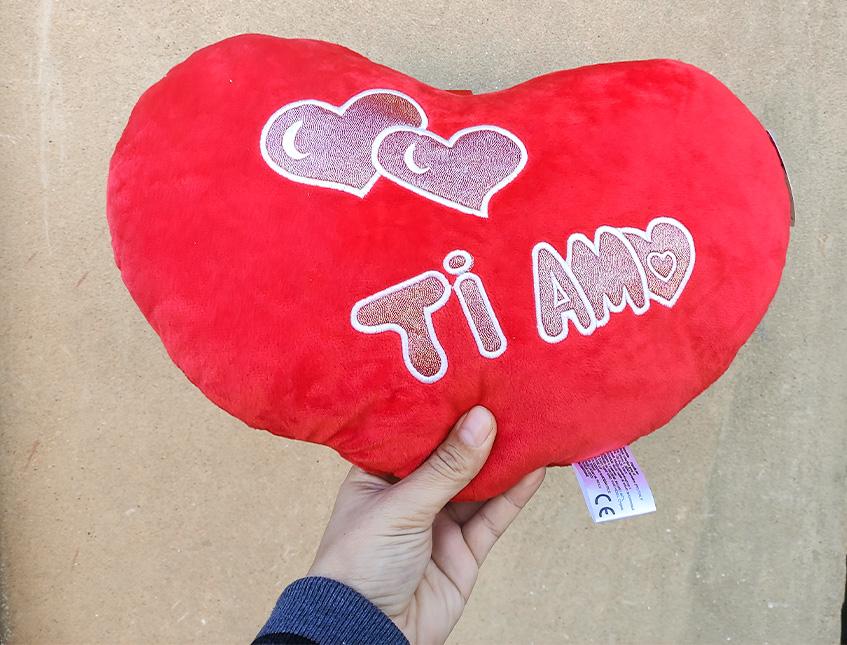 Cuscino Cuore Ti Amo in Velluto Rosso cm.35 Articolo per S. Valentino - Sconti per Fioristi e Aziende