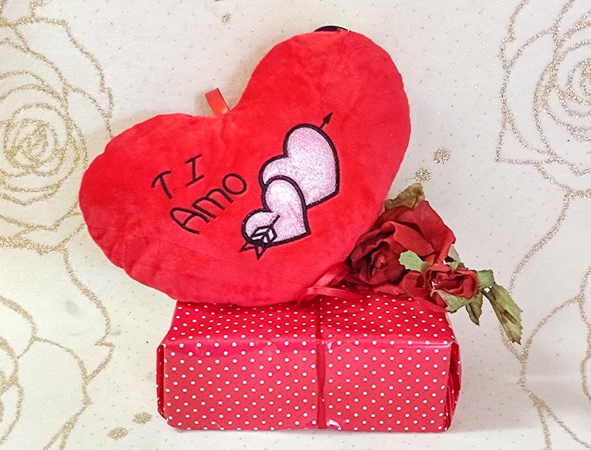 Cuscino Cuore Ti Amo in Velluto Rosso cm.29 Articolo per S. Valentino - Sconti per Fioristi e Aziende
