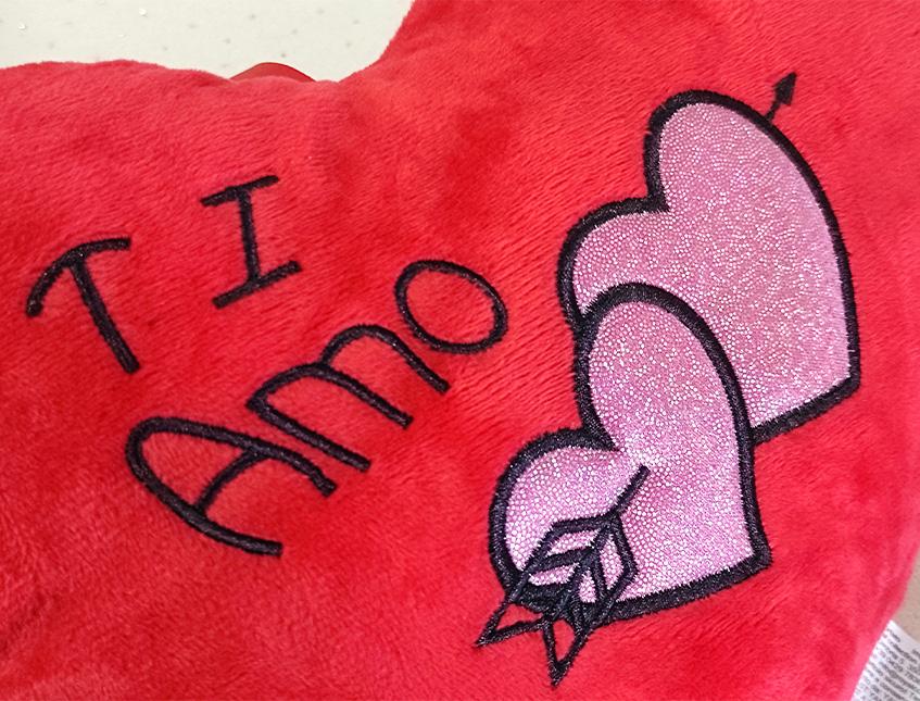 Cuscino Cuore Ti Amo in Velluto Rosso cm.29 Articolo per S. Valentino - Sconti per Fioristi e Aziende