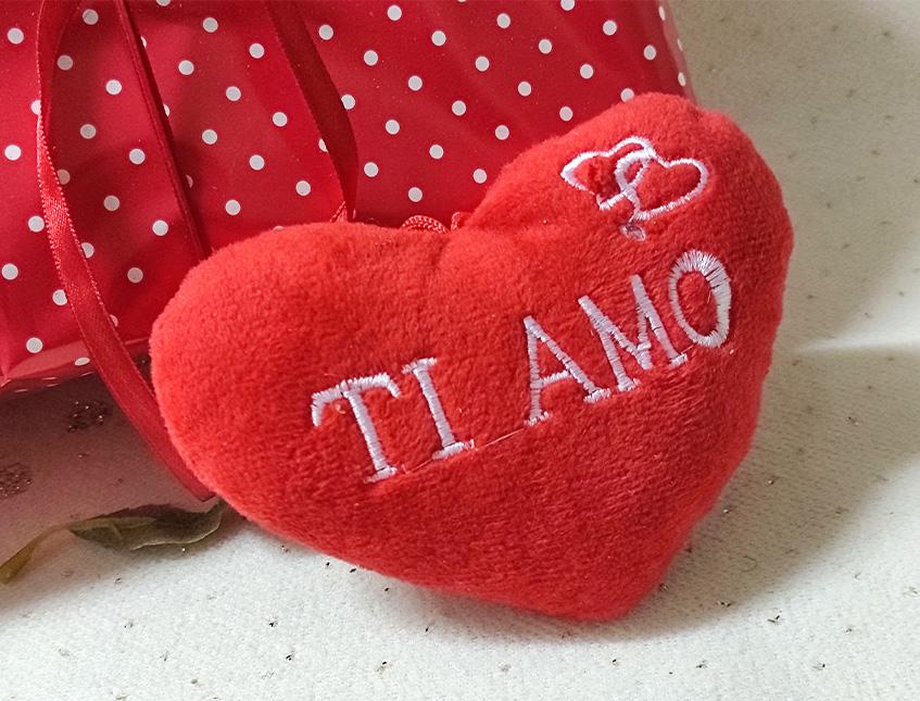 Cuscino Cuore Velluto Rosso - Sconti per Fioristi e Aziende - Dm. 12 con scritta Ti amo