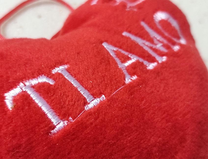 Cuscino Cuore Velluto Rosso - Sconti per Fioristi e Aziende - Dm. 12 con scritta Ti amo