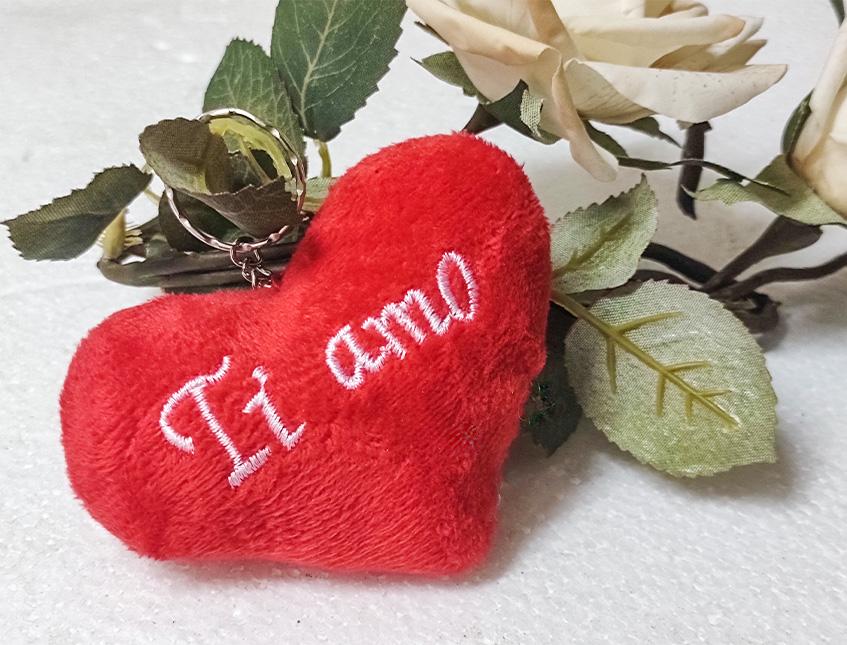 Cuore portachiavi cm. 9 Ti Amo in Velluto Rosso Articolo per S. Valentino - Sconti per Fioristi e Aziende