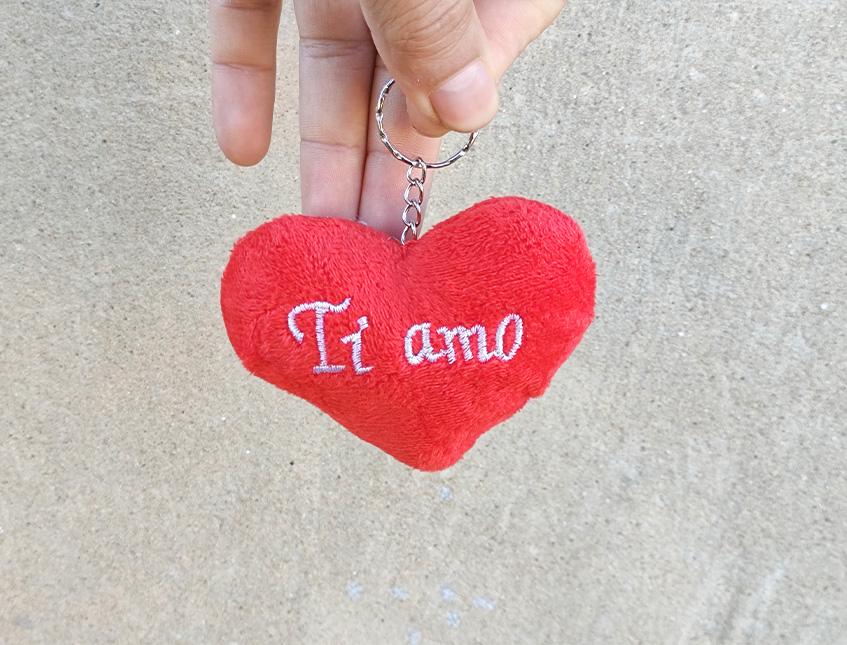 Cuore portachiavi cm. 9 Ti Amo in Velluto Rosso Articolo per S. Valentino - Sconti per Fioristi e Aziende