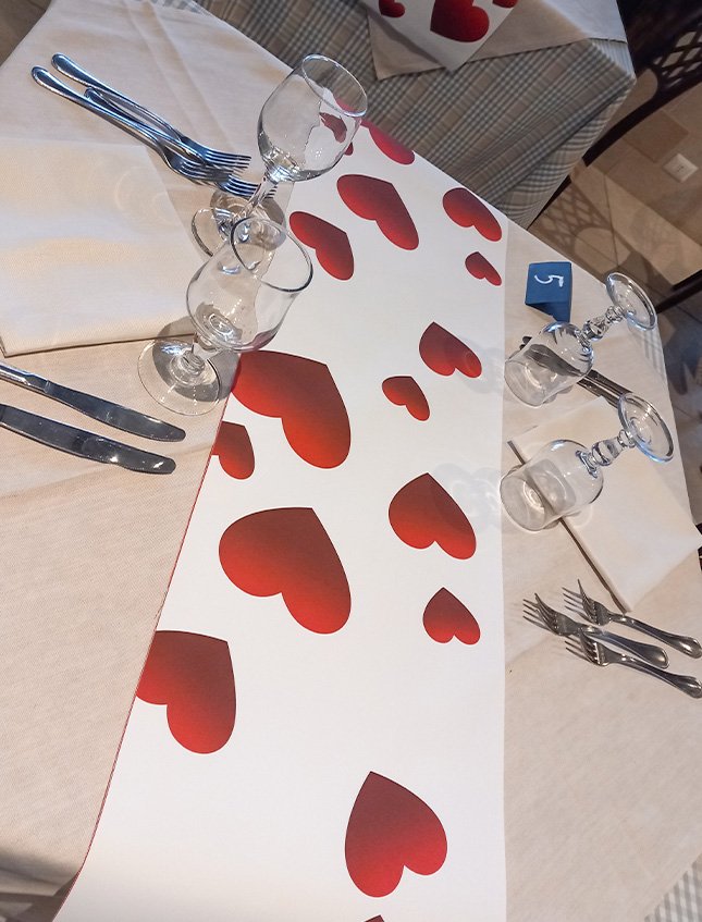 Runner Bianco con cuori - per la festa di San Valentino - 30 x 120 cm