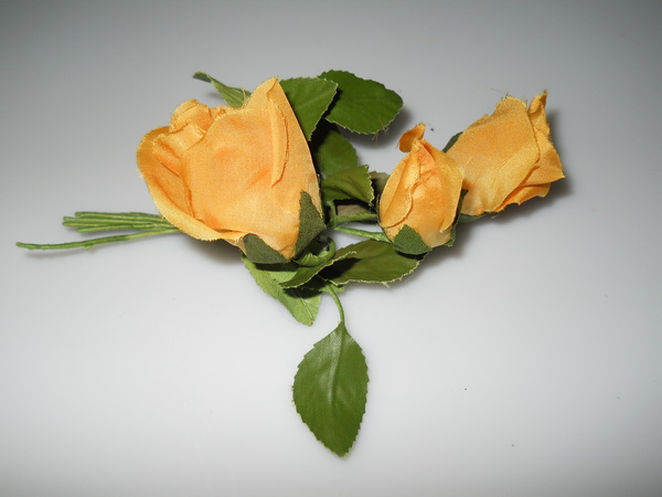 Rose x 3 in seta con spilla - Sconti per Fioristi e Aziende . - Artificiale