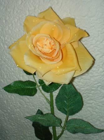 Rosa aperta con rugiada  Artificiale in poliestere - Sconti per Fioristi e Aziende .