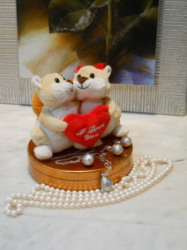 Scatola con peluches innamorati H 14 Articolo per S. Valentino - Sconti per Fioristi e Aziende .