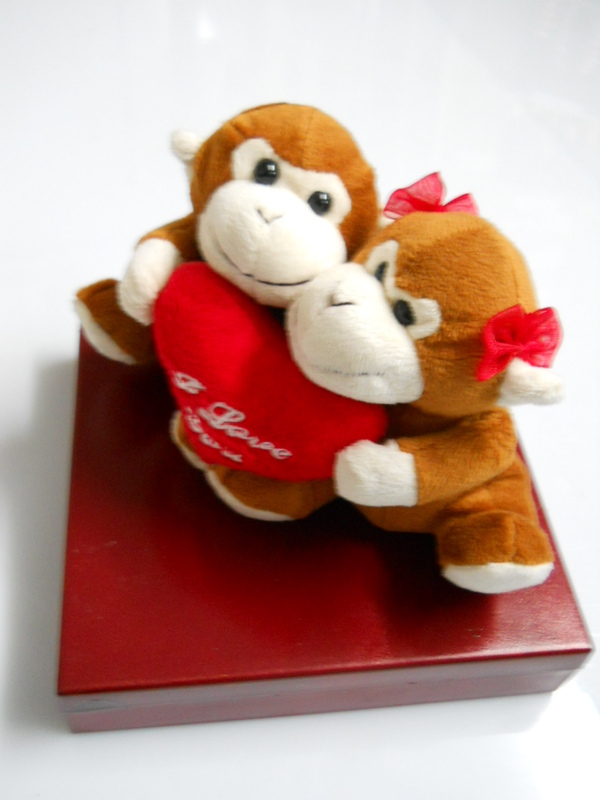 Scatola con peluches innamorati H 14 Articolo per S. Valentino - Sconti per Fioristi e Aziende .