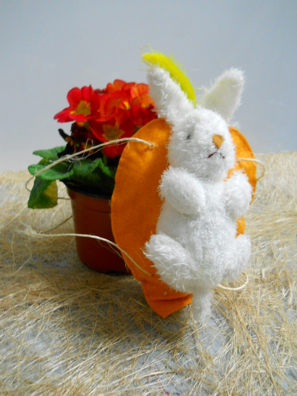 Coniglietto Peluches  su carota - Sconti per Fioristi e Aziende .