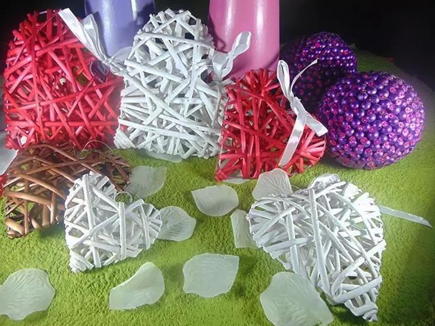 Cuore pieno in vimini in 3 colori e 3 misure Articolo per S. Valentino - Sconti per Fioristi e Aziende