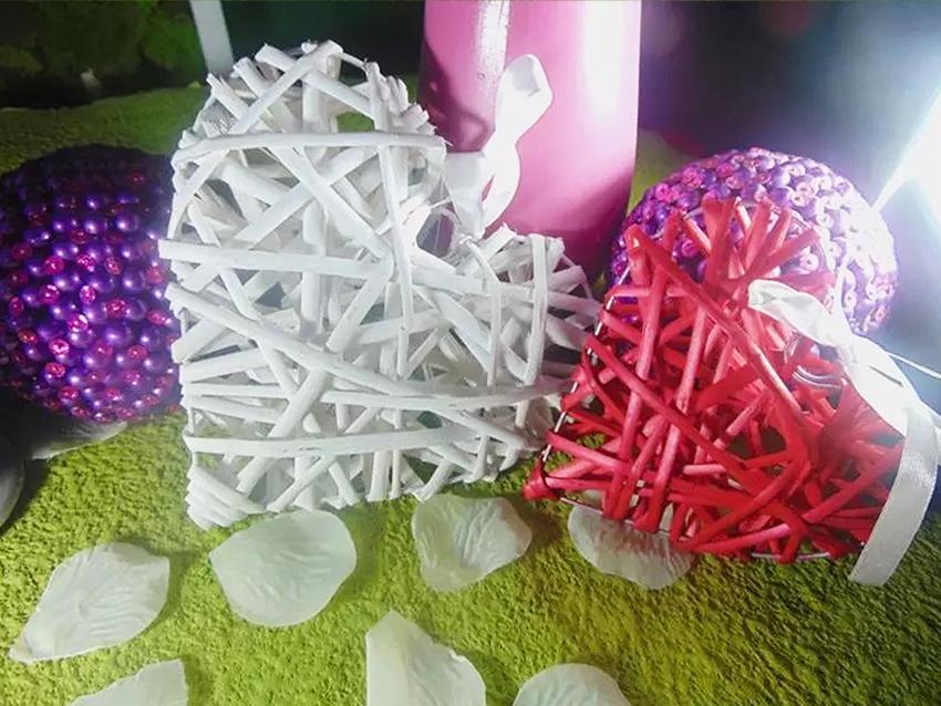 Cuore pieno in vimini in 3 colori e 3 misure Articolo per S. Valentino - Sconti per Fioristi e Aziende