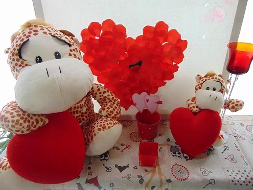 Giraffa H 20 e H 40 con cuore vellutato Articolo per S. Valentino - Sconti per Fioristi e Aziende