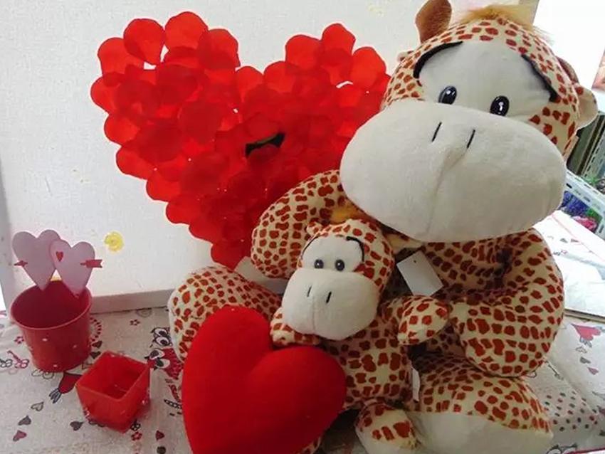 Giraffa H 20 e H 40 con cuore vellutato Articolo per S. Valentino - Sconti per Fioristi e Aziende