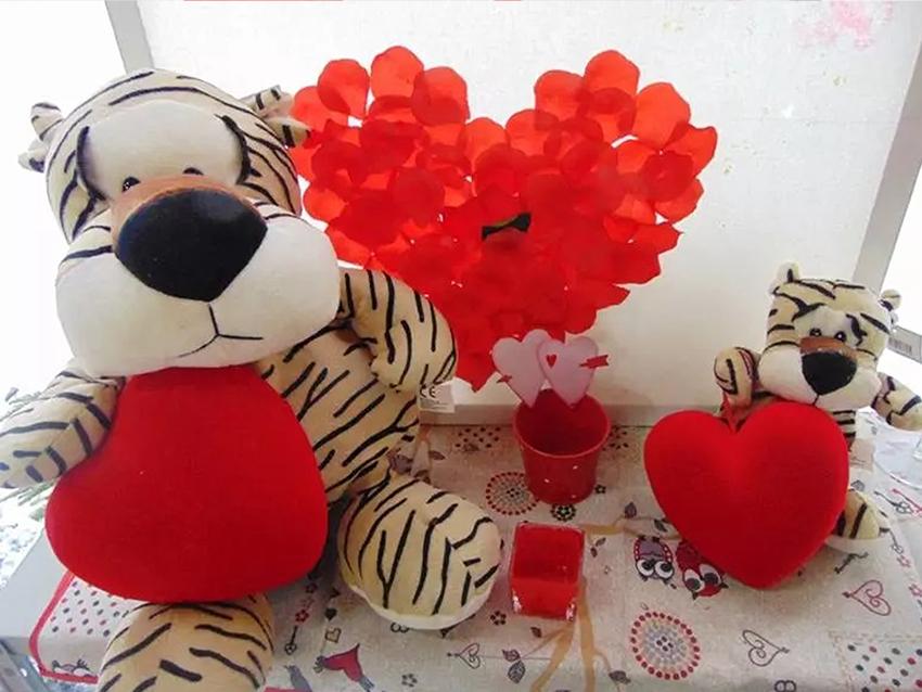Tigrotto H 20 e H 40 con cuore vellutato Articolo per S. Valentino - Sconti per Fioristi e Aziende