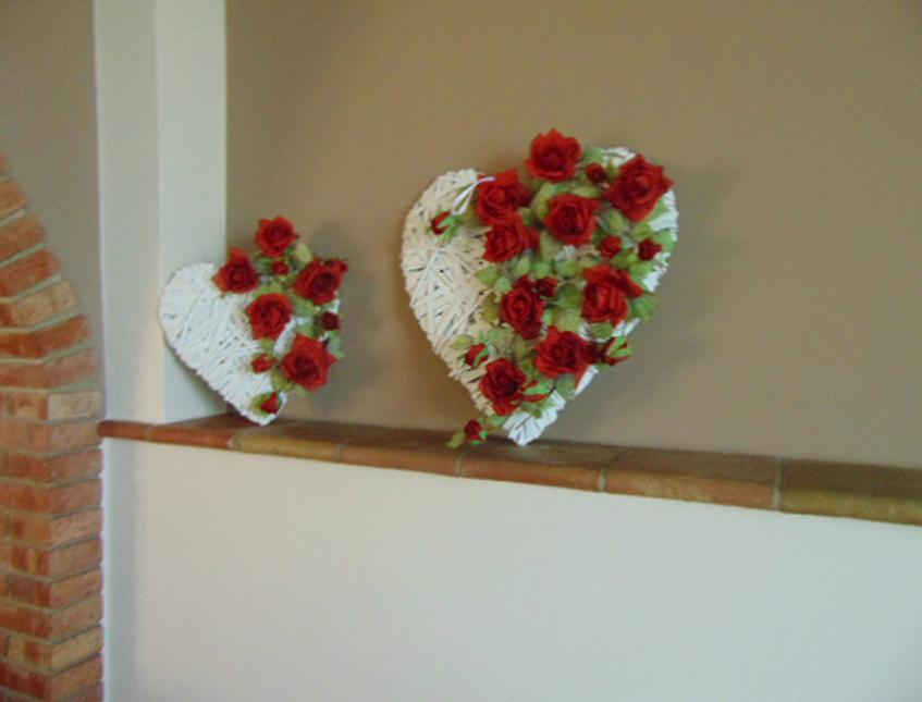 Cuore Vimini bianco H 60  - Sconti per Fioristi e Aziende - con rose rosse