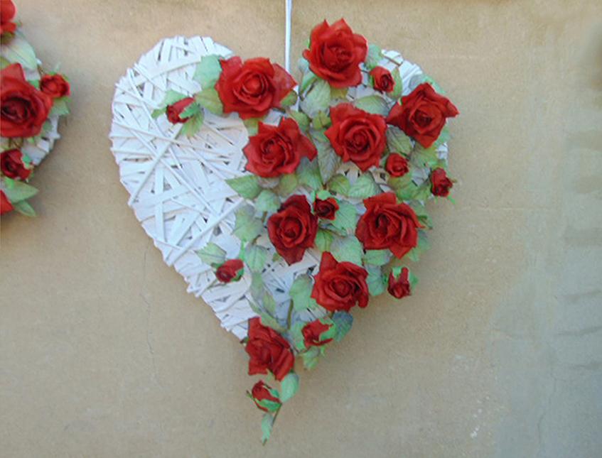 Cuore Vimini bianco H 60  - Sconti per Fioristi e Aziende - con rose rosse